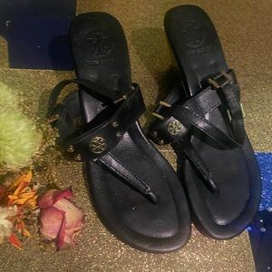 TORY BURCH LEATHER BLACK GOLD WEDGE HEELS THONG Sandals GORG LUX CLASSY